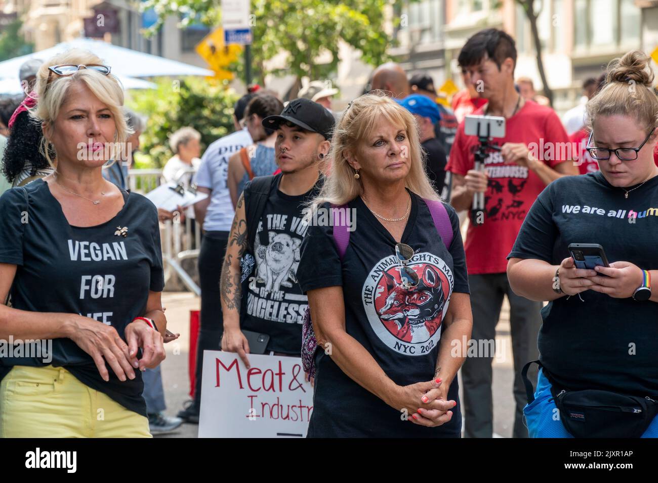 I sostenitori dei diritti degli animali, dagli attivisti dei cavalli anti-carrozza ai vegani, e tutti gli altri, si riuniscono a Flatiron Plaza a New york per la marcia dei diritti degli animali sabato 27 agosto 2021. (© Richard B. Levine) Foto Stock