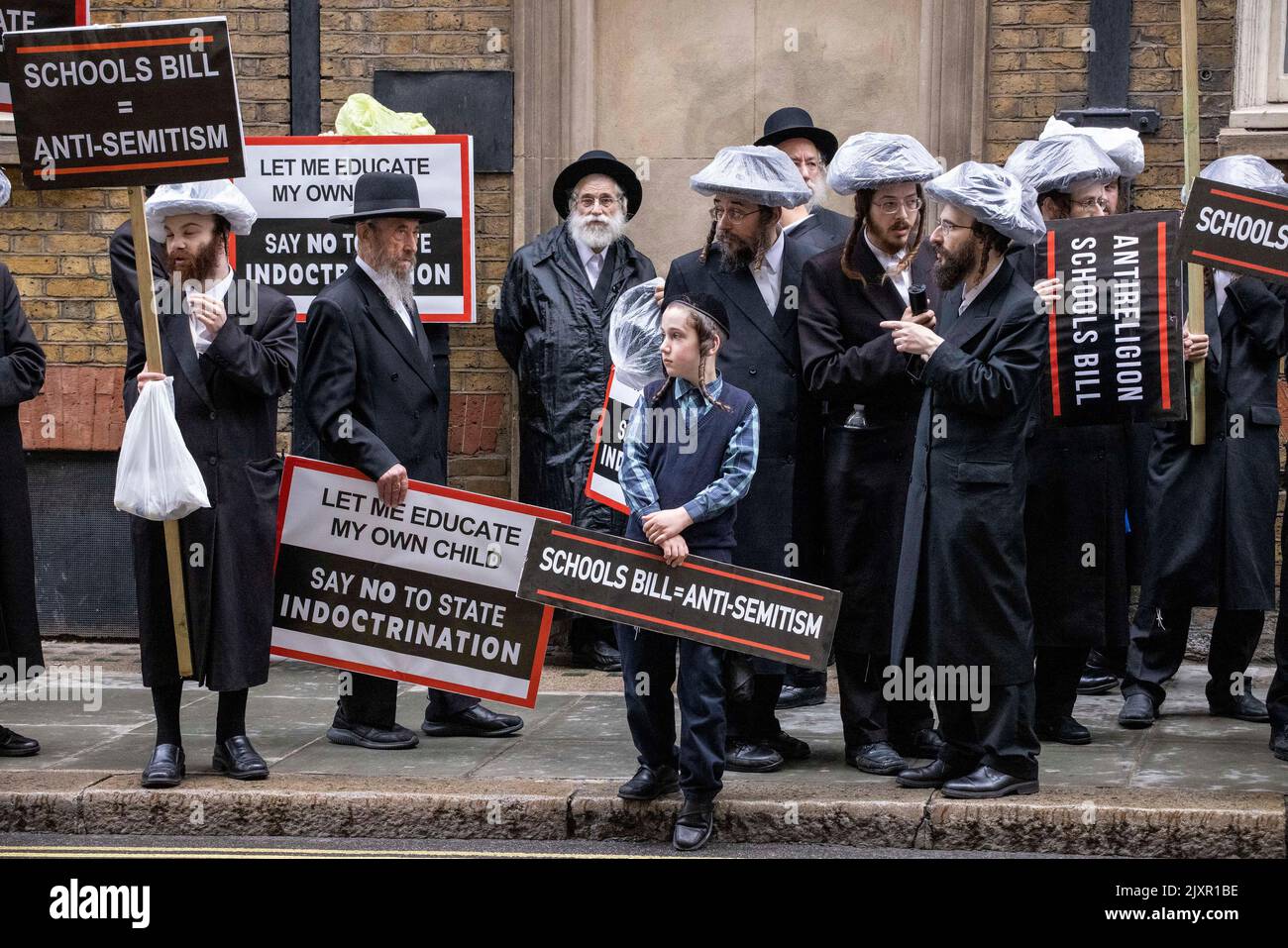 Londra, Regno Unito. 7th Settembre 2022. La comunità ebraica ultra-ortodossa si riunisce in Piazza del Parlamento per protestare contro il Dipartimento per l'Istruzione per sensibilizzare il Parlamento sulla legge sulle scuole che sta preparando il progetto di introdurre cambiamenti nei fondamenti dell'educazione religiosa. 07th settembre 2022, Londra, Regno Unito Credit: Jeff Gilbert/Alamy Live News Foto Stock