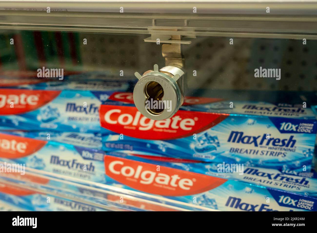 Tubes of Colgate-PalmolivesÕ Colgate dentifricio sono rinchiusi fino a dissuadere i taccheggiatori in un negozio a New York Domenica, 28 agosto 2022. (© Richard B. Levine) Foto Stock