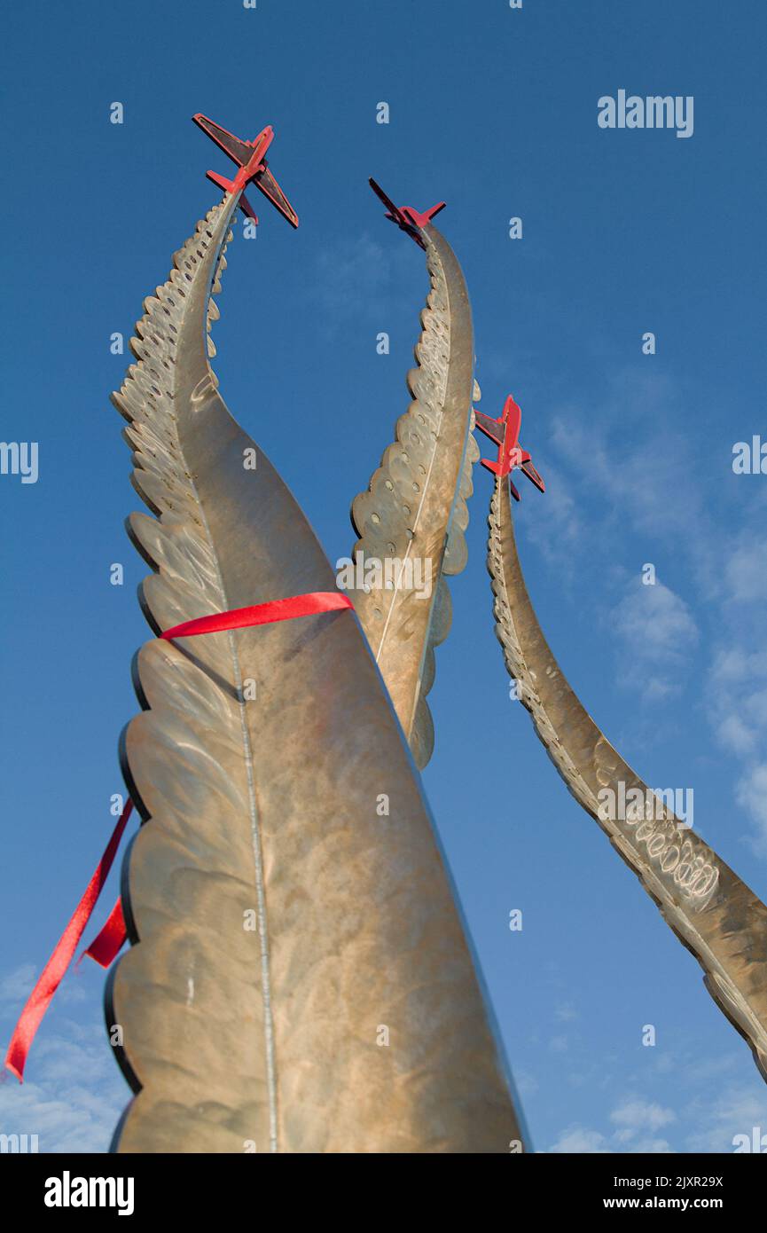 Visualizza Looking Up the Red Arrows Pilot Jon Egging Memorial, "Blue Skies" progettato da Tim Ward, Bournemouth UK Foto Stock