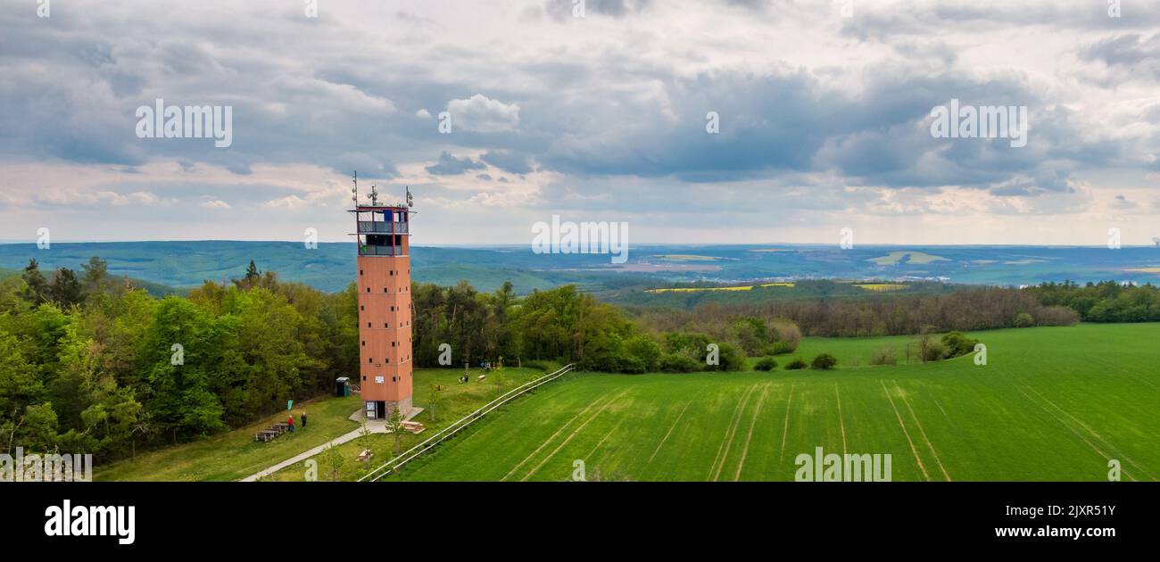 Ripresa aerea della torre panoramica nel villaggio di Hlina, repubblica ceca. L'edificio in legno ha il nome di 'Vladimir Mensik', famoso attore ceco. Giorno piovoso, Foto Stock