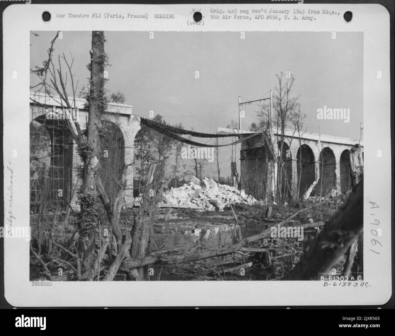 Danni da bomba a Un ponte ferroviario a Parigi, Francia. 30 ago 1944. Foto Stock