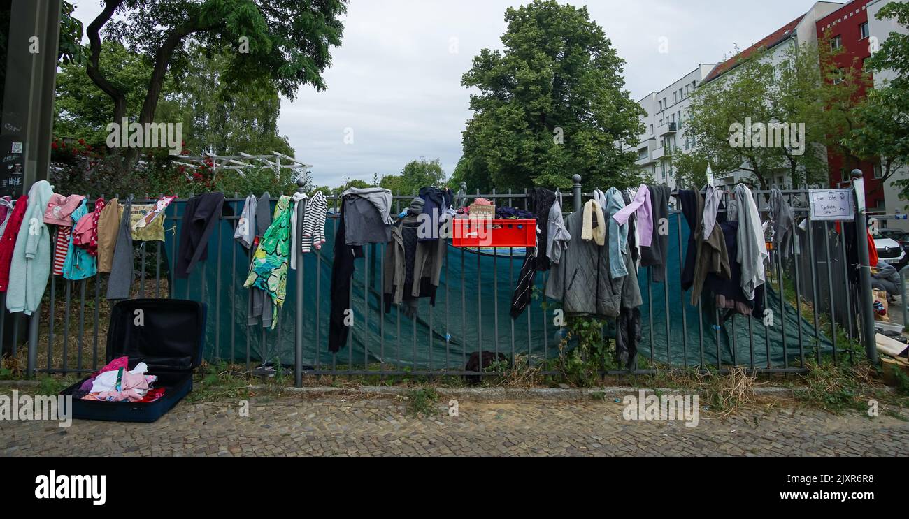 Ein sogenannter 'Spenden-Zaun' in Berlin-Friedrichshain, an dem Kleider und Haushaltsgegenstände gelegt werden, die Anwohner verschenken. Foto Stock