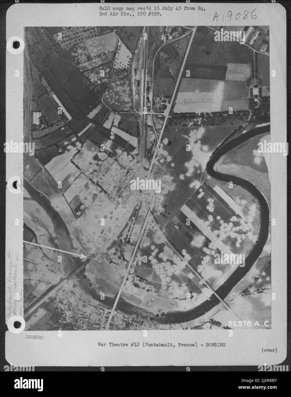 Bombardamento del ponte ferroviario a Pontabault, Francia, da 45th Combat Wing, 3rd Air Division, 12 giugno 44. Foto Stock