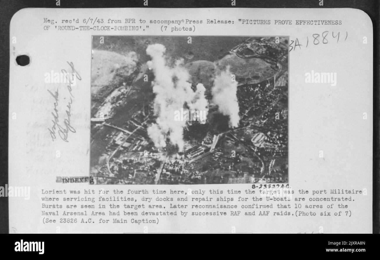 Lorient è stato colpito per la quarta volta qui, solo questa volta l'obiettivo è stato il Militaire porto dove sono concentrate le strutture di servizio, le banchine a secco e le navi di riparazione per le U-boat. I burst sono visibili nell'area di destinazione. Successivamente riconnissance confermato Foto Stock