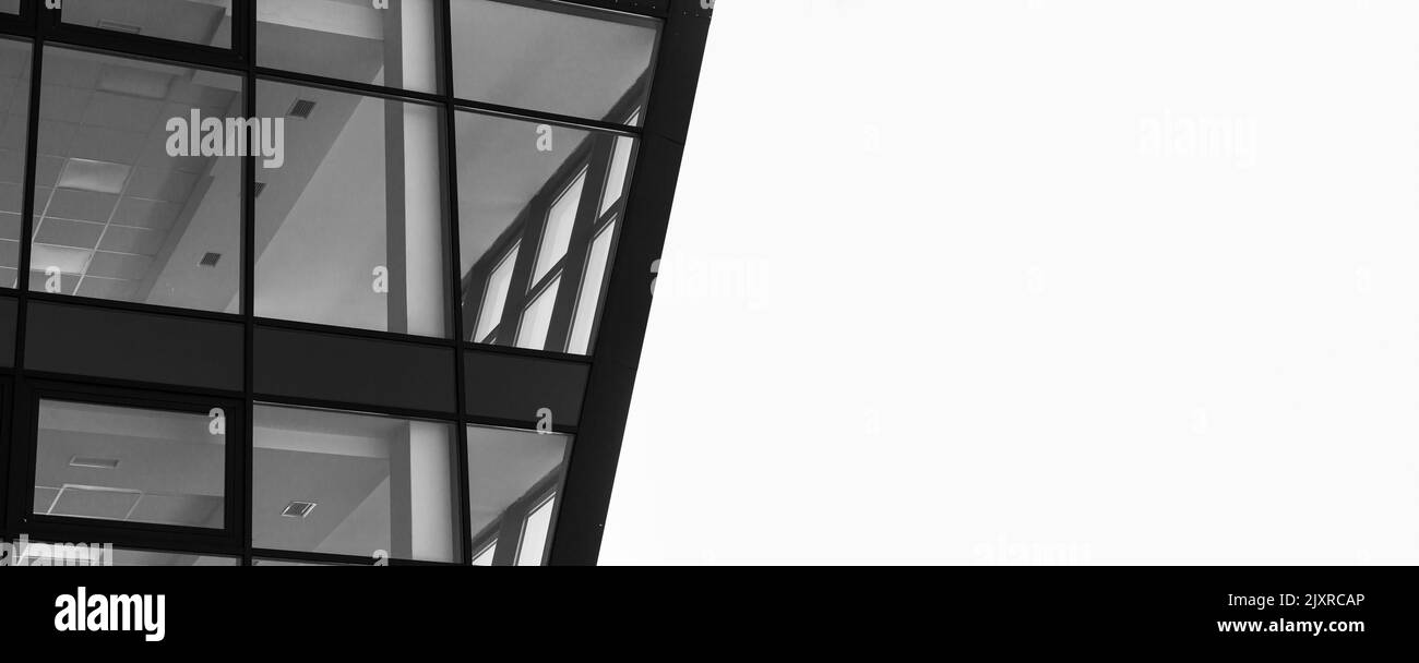 Frammento di facciata in vetro e metallo del moderno edificio degli uffici commerciali Foto Stock