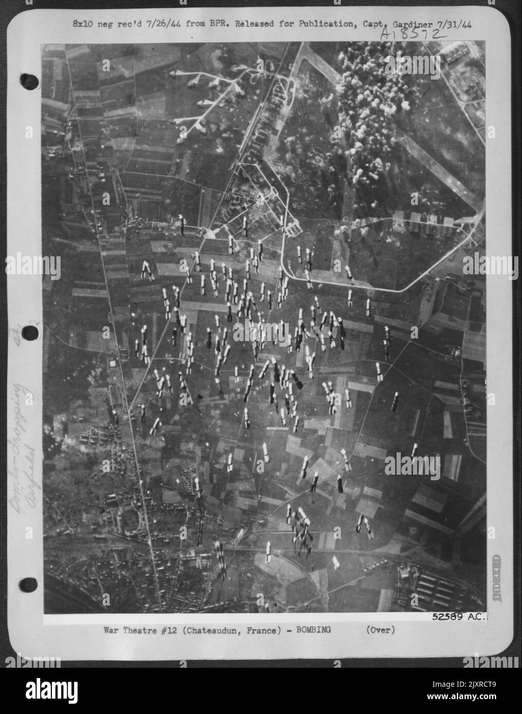 A Chateaudun, Francia, 30 miglia a nord-ovest di Orleans, il spesso colpito bomber e la base aerea di ricognizione vi è stato attaccato 14 giugno 1944. Sempre più bombe possono essere viste precipitare terra durante l'attacco. Foto Stock