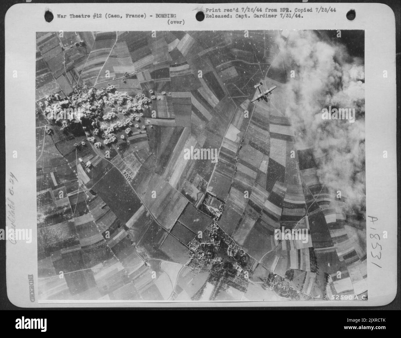 Uno degli attaccanti consolidati B-24 liberatori degli Stati Uniti 8th AF che ha assistito truppe di terra in avanzamento vicino a Caen, Francia 18 luglio passa su una zona di bombe frammentazione fungo. Le pesanti agivano come una sbarramento aereo, liberando il nemico Foto Stock