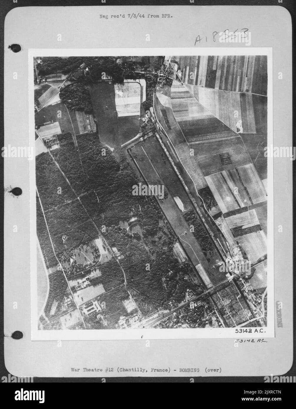 Almeno 150 piedi del viadotto a Chantilly, circa 30 miglia a nord di Parigi, è stato distrutto dall'attacco di 8th pesanti bombardieri USAAF il 14 giugno 44. Foto Stock