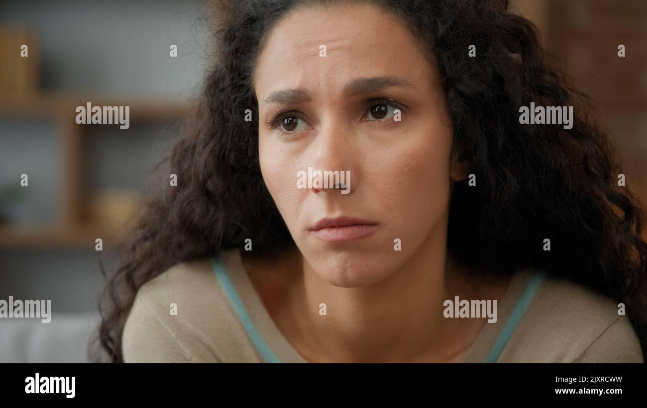 Primo piano colpo di testa infelice confuso triste preoccupato infelice sofferenza ispanica donna latina tristezza dolore faccia femminile avere problemi psicologici sensazione Foto Stock