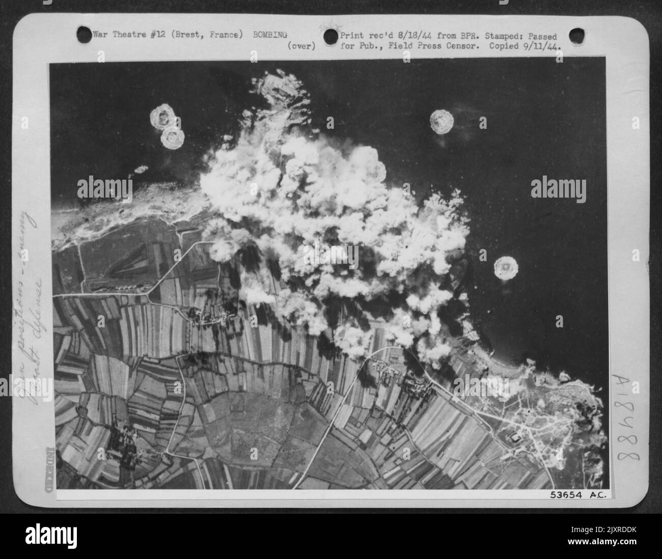 Bombe da 8th AF bombardieri scoppiare su 4 cannoni e batterie costiere leggere situato sulla riva di una piccola penisola al largo della costa di Brest, Francia, 11 agosto 44. Questo attacco è stato lanciato per sostenere le truppe americane combattendo nella zona di Brest. Foto Stock