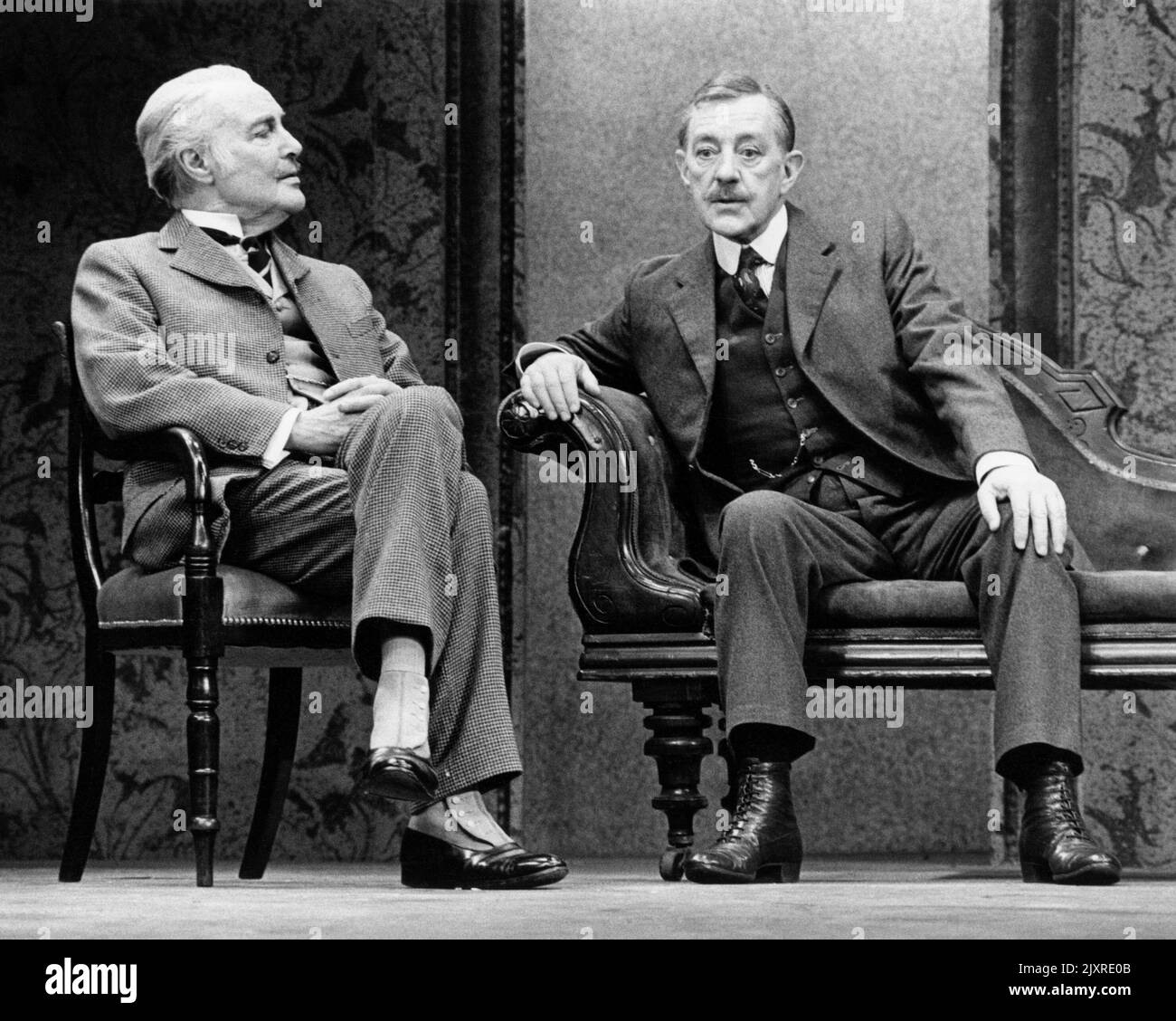 l-r: Anthony Nicholls (Edgar Gaveston), Alec Guinness (Dudley Gaveston) in UNA FAMIGLIA E Una FORTUNA di Julian Mitchell all'Apollo Theatre, Londra W1 10/04/1975 adattato dal romanzo di I. Compton-Burnett design: Margaret Harris Lighting: Nick Chelton regista: Alan Strachan Foto Stock