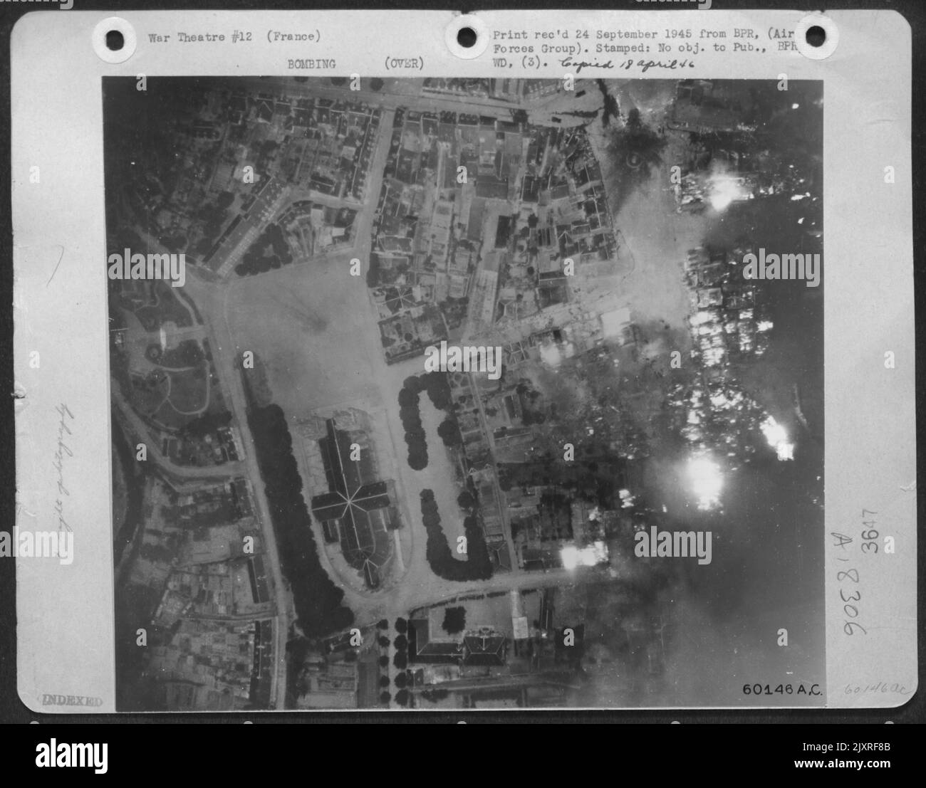 Una lampadina elettrica flash, conosciuta come 'D-2' è stata usata con successo dalla AF 9th nel ottenere Foto notturne durante l'invasione di Francia il D-Day. Questa foto è stata fatta da un aereo di attacco A-20 nelle vicinanze di San lo da un'altitudine di 900 piedi. Incendi Foto Stock