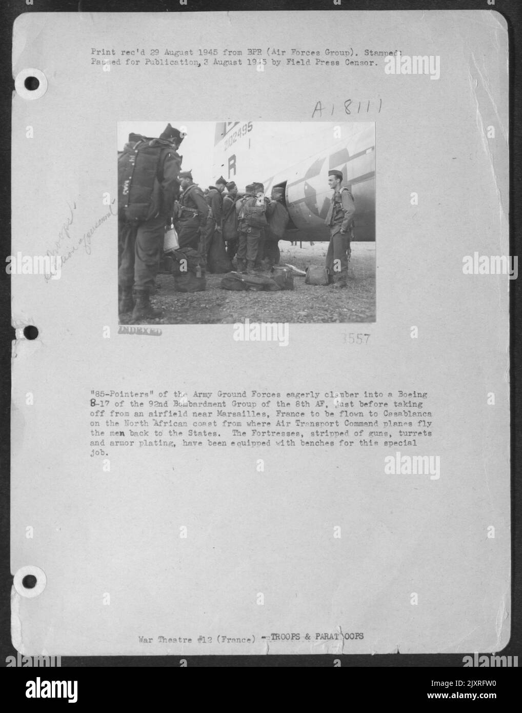 I '85 puntatori' delle forze di terra dell'esercito si lanciano in un Boeing B-17 del 92nd° gruppo di bombardamenti del 8th AF, poco prima di decolorare da un Airfield vicino a Marsiglia, Francia per essere volati a Casablanca sulla costa nord africana da dove Air tra Foto Stock