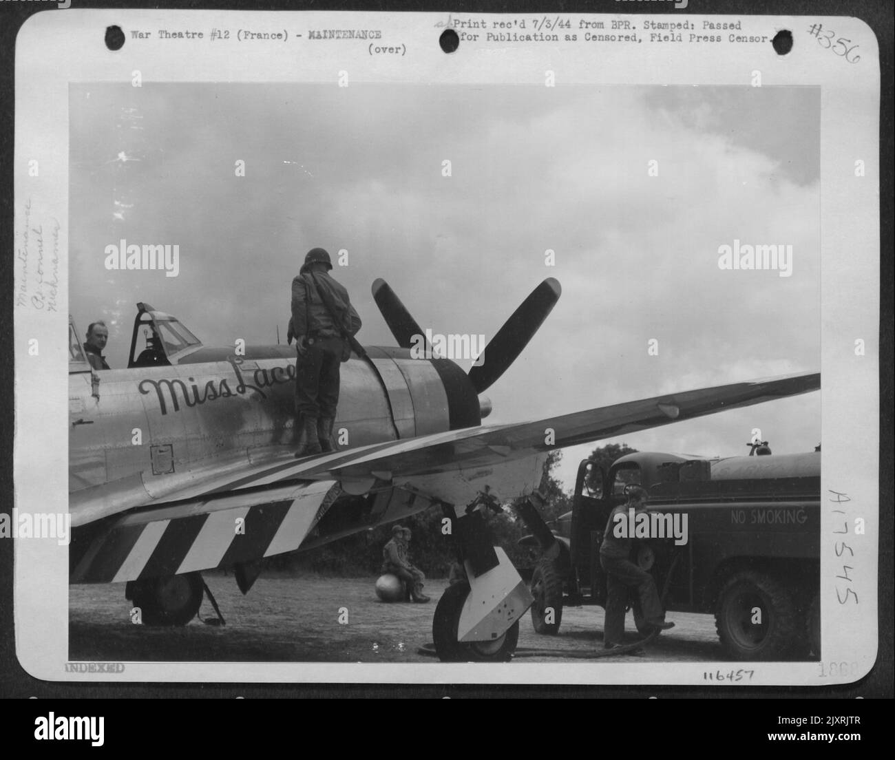 'Da qualche parte in Francia'--i soldati del comando di servizio dell'aeronautica 9th hanno dato l'aereo del Colonnello Dyke Meyer tale Servizio Speedy Ther non era molto tempo affinchè il Colonnello si alzasse e allungasse le sue gambe quando ha atterrato il suo Squadrone di supporto di terra ad Un Landi di Front-Line Foto Stock