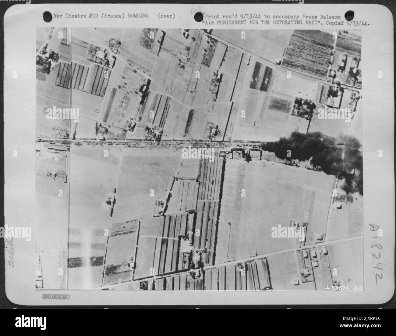 PENA AEREA PER LA RITIRATA NAZISTA-la ritirata nazista in Francia non ottiene riposo dalle forze aeree alleate. Le fotografie mostrano come i suoi convogli e i suoi veicoli sono continuamente sotto il bombardamento di aerei alleati. Mostra mosaico ricognizione Foto Stock