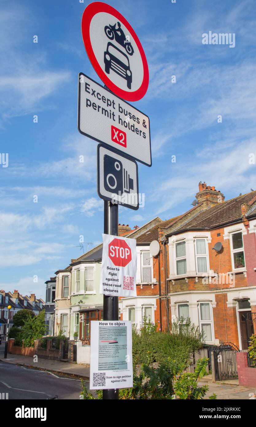 Un cartello stradale che segnala l'inizio di una controversa LTN (Low Traffic Neighbourhood) su Black Boy Lane nel quartiere di Haringey a Londra Foto Stock