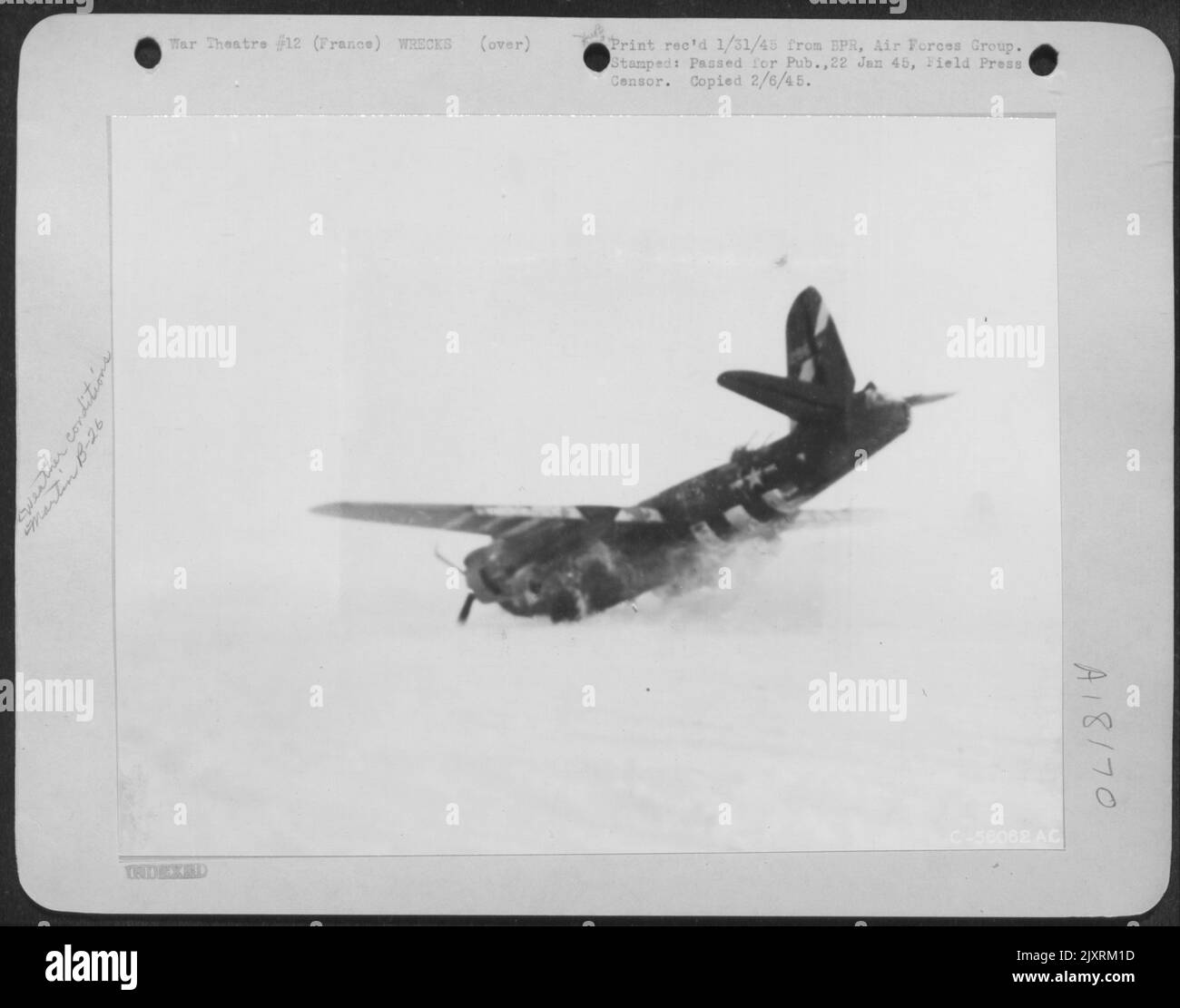 Ritornando da una missione, un Martin B-26 Marauder scivolerà fuori dalla pista. Quando l'aereo aratro attraverso il campo innevato, la ruota anteriore inizia a deformarsi. Senza supporto in avanti, l'aereo nassa nella neve, arrestandosi. FRANCIA. Foto Stock