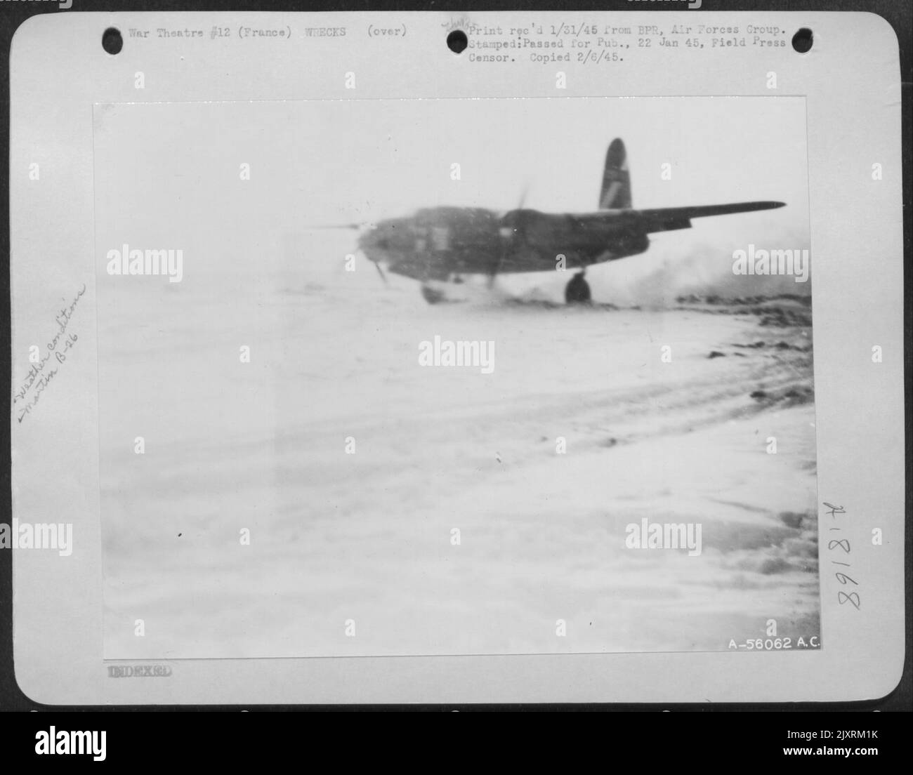 Ritornando da una missione, un Martin B-26 Marauder scivolerà fuori dalla pista. Quando l'aereo aratro attraverso il campo innevato, la ruota anteriore inizia a deformarsi. FRANCIA. Foto Stock