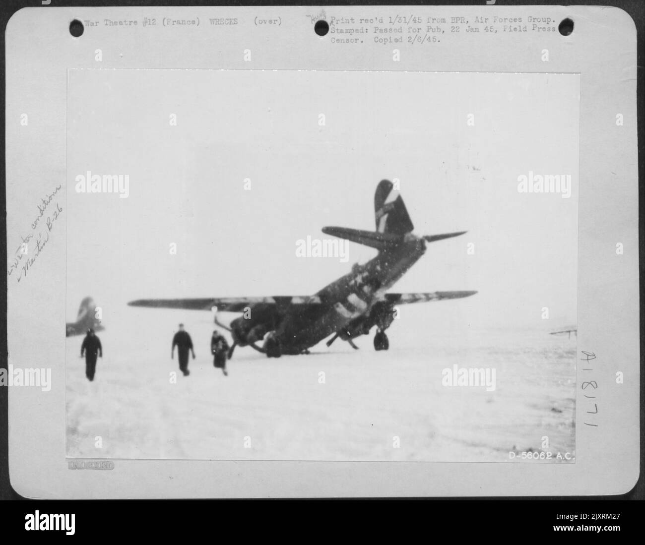 Ritornando da una missione, un Martin B-26 Marauder scivolerà fuori dalla pista. Quando l'aereo aratro attraverso il campo innevato, la ruota anteriore inizia a piegarsi, annodando l'aereo nella neve. Qui gli equipenti possono essere visti lasciando l'aereo. Tutta l'equipaggio Foto Stock