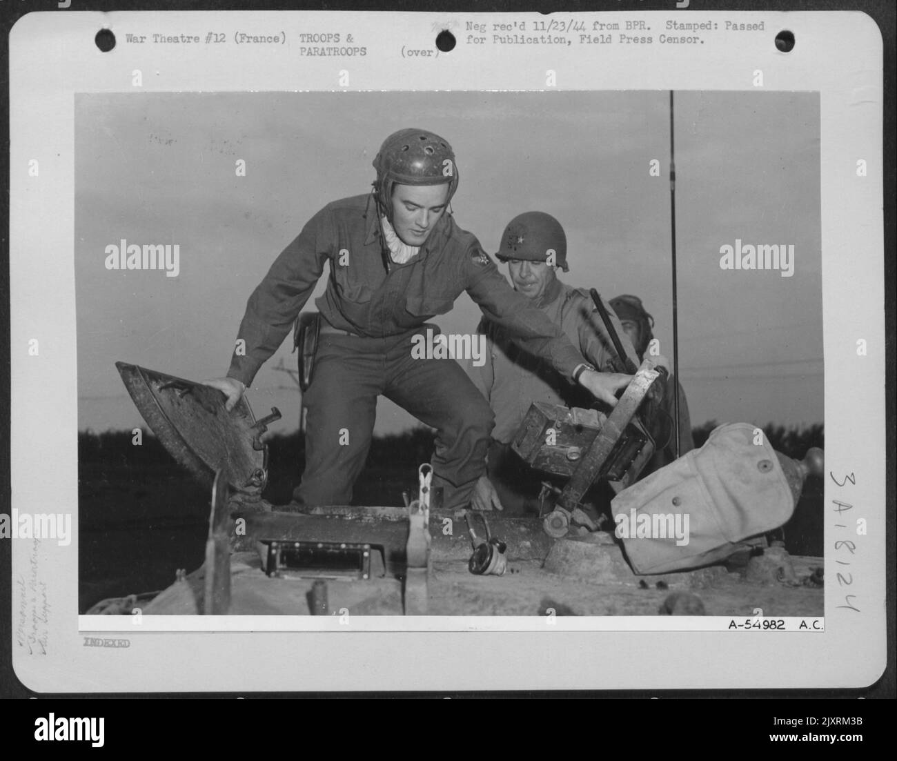 Francia-nella foto di cui sopra, il Lt. Charles R. Earls entra in un carro armato che attualmente farà una sortie nel territorio nazista. Dietro il pilota Thunderbolt P-47 c'è Briga. Boudinot generale di Beverly Hills, California, comandante di un carro armato di Yank Foto Stock