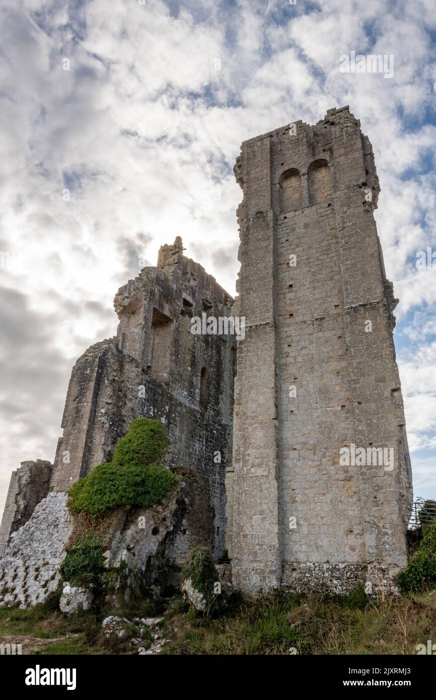 torre derelict alle rovine del castello di corfe sull'isola di purbeck in dorset uk, spaventose e spaventose rovine, rovine spettrali del castello, inquietante castello. Foto Stock