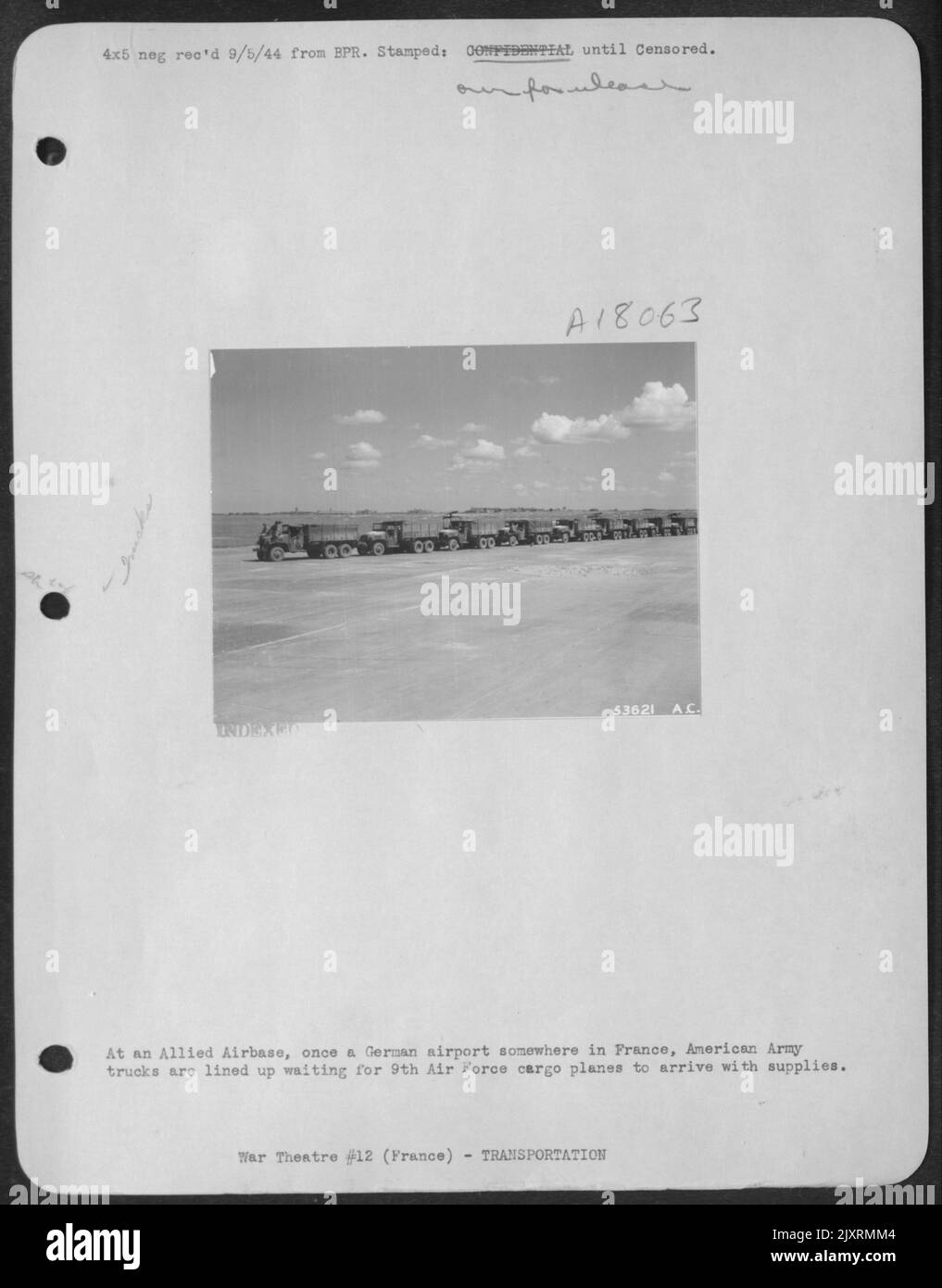 In una base aerea alleata, un tempo un aeroporto tedesco in qualche parte in Francia, i camion dell'esercito americano sono allineati in attesa di 9th aerei da carico dell'aeronautica per arrivare con le forniture. Foto Stock