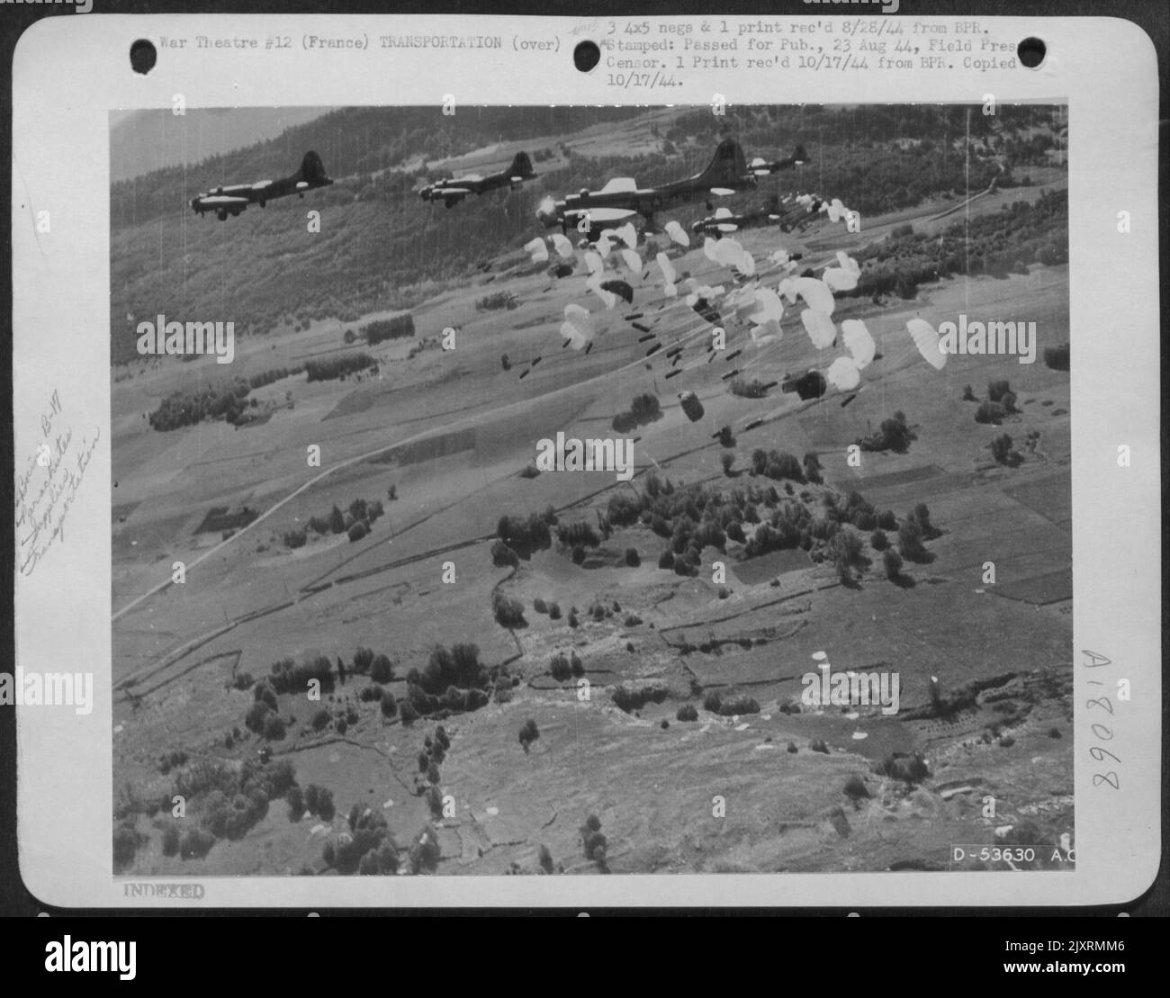 I PARACADUTI IN FRANCIA-varicolorati oscillano verso terra, caduto dalle baie bomba dei 8th aerei pesanti bombardieri che hanno lasciato giù sopra la campagna francese cadendo le forniture vitali e le armi ai Maquis francesi. Foto Stock