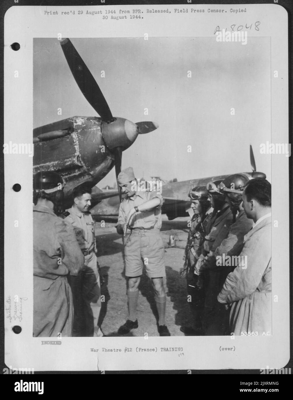 Il comandante di una scuola di addestramento per piloti dà istruzioni per il volo di addestramento ad un gruppo di piloti che voleranno Dewotine 520s-combattenti francesi. Francia. Foto Stock