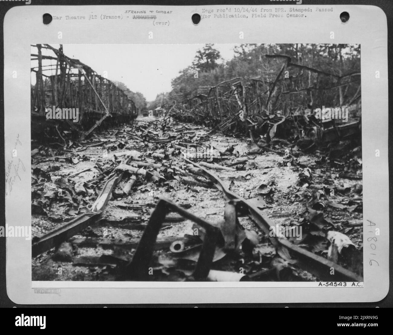 Dove questa pista finisce è dove l'estremità anteriore di un treno di munizioni si è fermato il 12 agosto 1944 quando 8th Air Force Thunderbolts stretto questo cantiere di marshalling vicino a Compiegne. Il treno delle munizioni scomparve completamente e lasciò i treni adiacenti Foto Stock