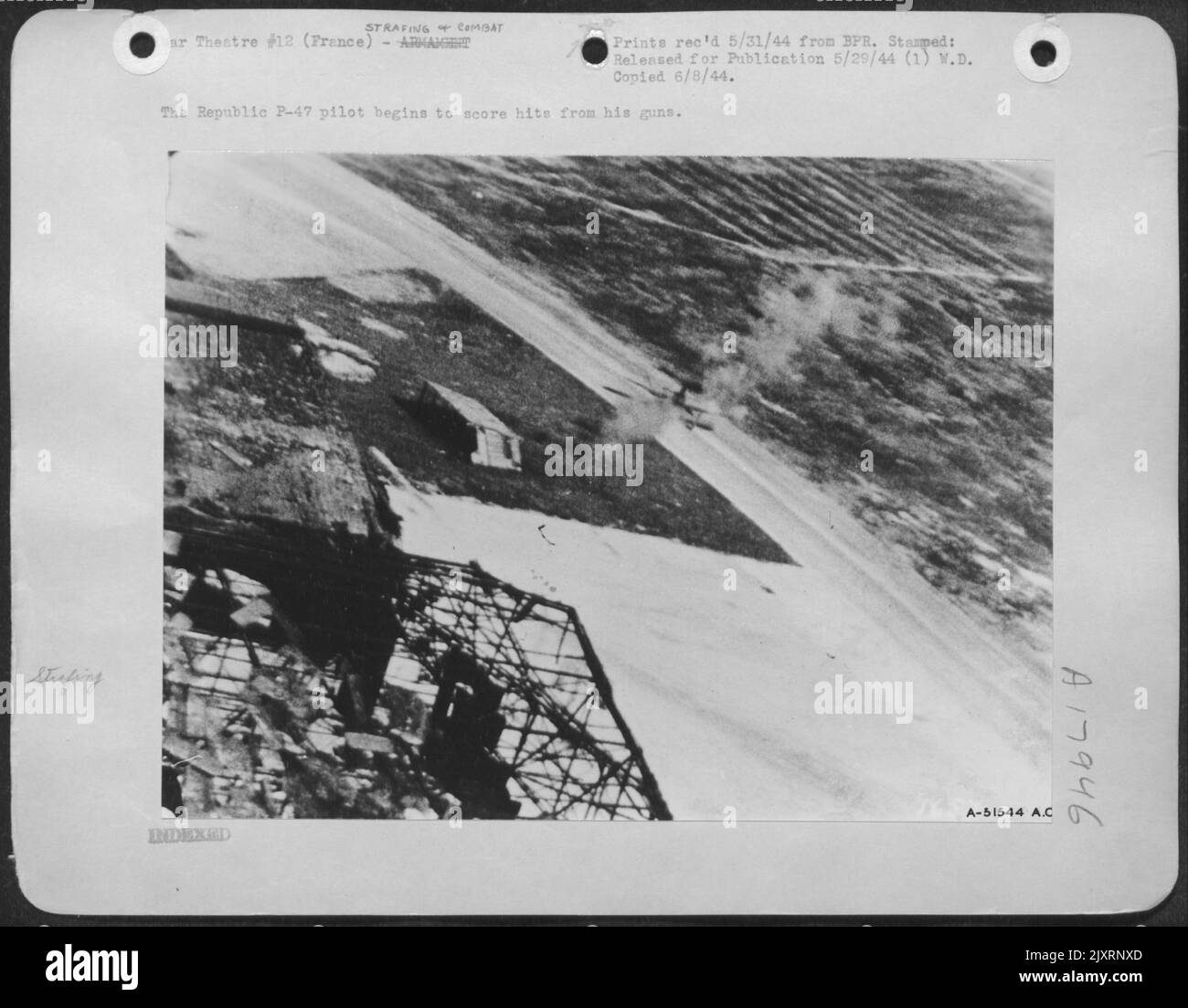 Il pilota della Repubblica P-47 inizia a segnare colpi dalle sue pistole. Foto Stock