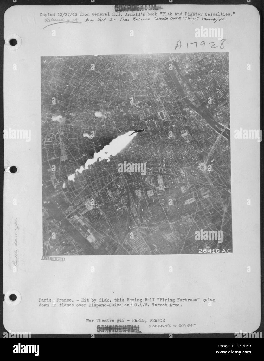 Parigi, Francia.-colpito dal flak, questo Boeing B-17 'Fortezza volante' scendendo in fiamme sopra Hispano-Suiza e C.A.M. Area di destinazione. Foto Stock