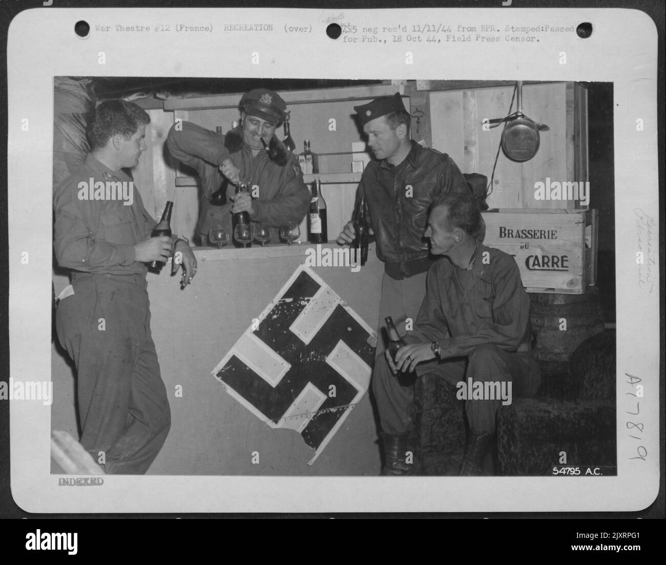 FRANCIA-nel giorno unico ufficiali della ricostruzione fotografica con il 9th AF, godere di un drink pomeridiano. Da sinistra a destra: CAPT Robert T. Repass di Des Moines, Iowa; Capt Richard S. Arlen, Warwich, R.I. (Chirurgo di volo); e il maggiore G. W. Woodrow Foto Stock