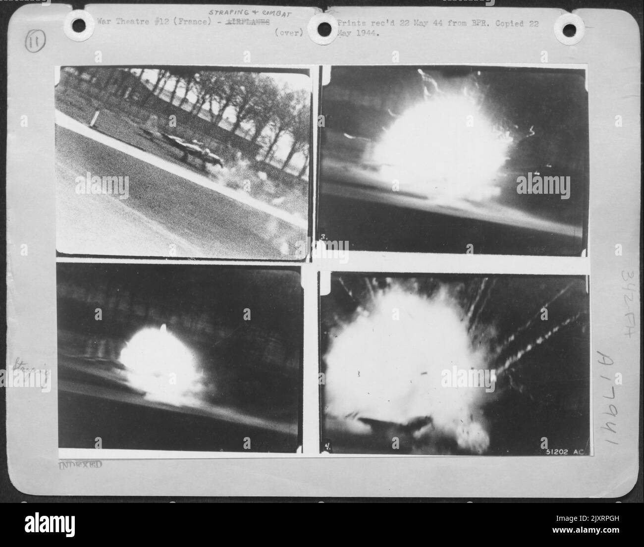 UN'OTTAVA STAZIONE DI COMBATTIMENTO AAF, INGHILTERRA --oscillando quasi a livello di terra, un pilota americano distrugge un aereo tedesco ed è lui stesso quasi distrutto nel processo. (1) l'aereo tedesco accanto alla pista di un aerodromo in Francia. Foto Stock