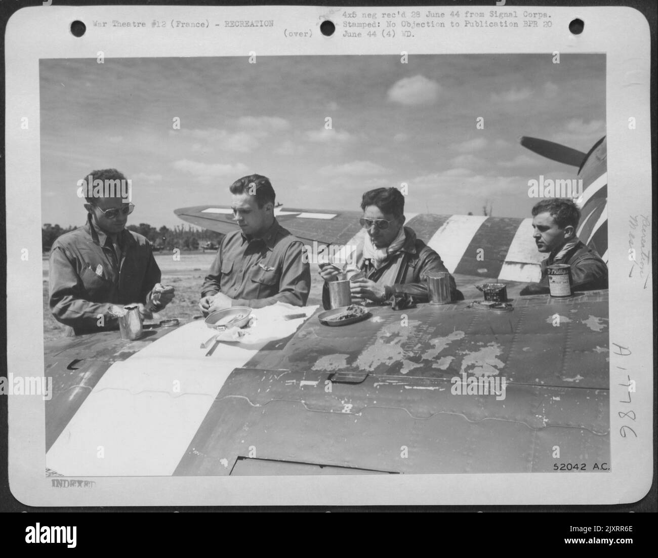 I piloti di caccia P-47 prenderanno un pranzo veloce prima di decolorare di nuovo dalla nuova base aerea istituita in Francia. Foto Stock