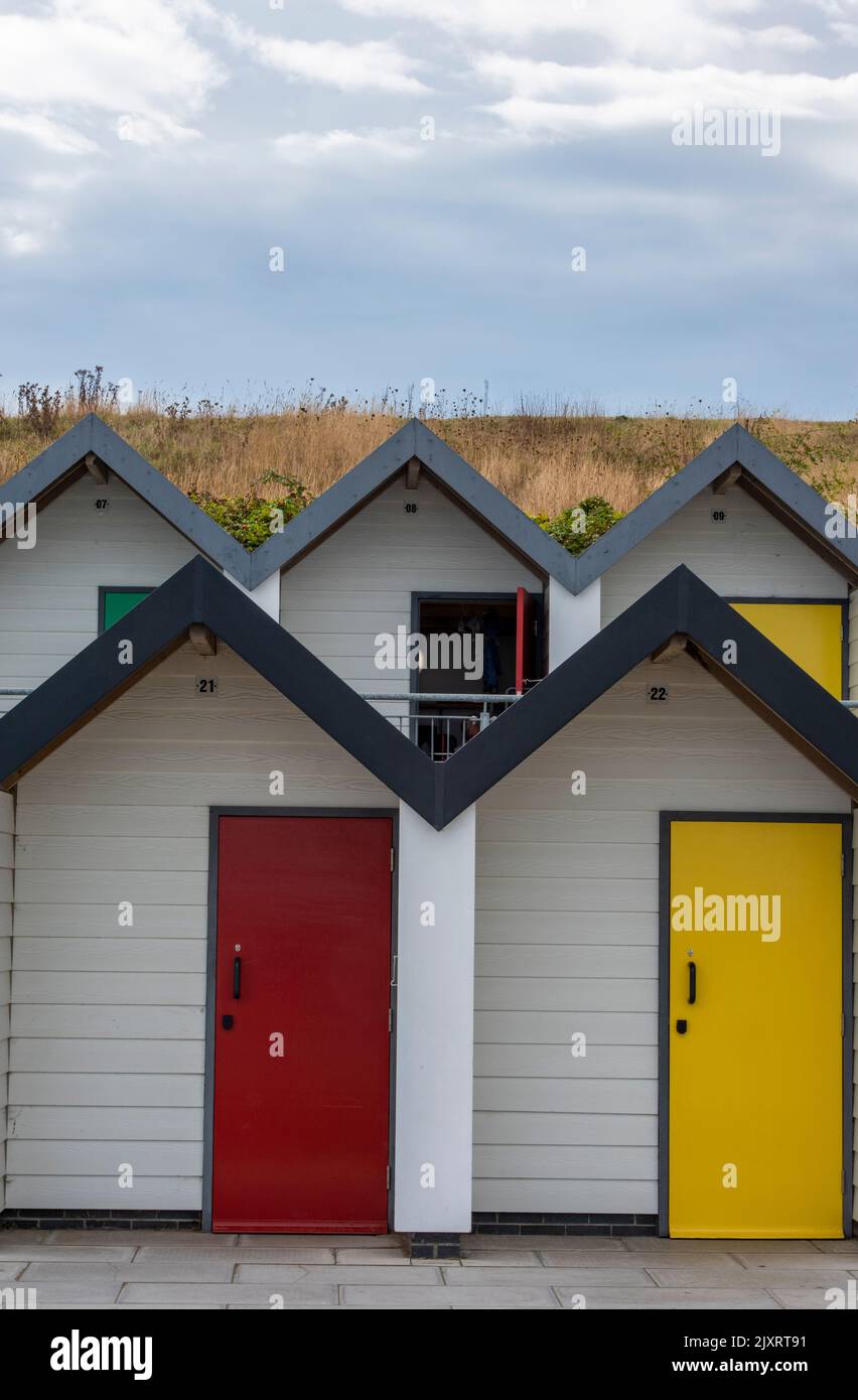 colorate capanne dipinte con colori luminosi il lungomare di swanage sull'isola di purbeck in dorset, moderne capanne sulla spiaggia, plave sul mare, mare britannico. Foto Stock