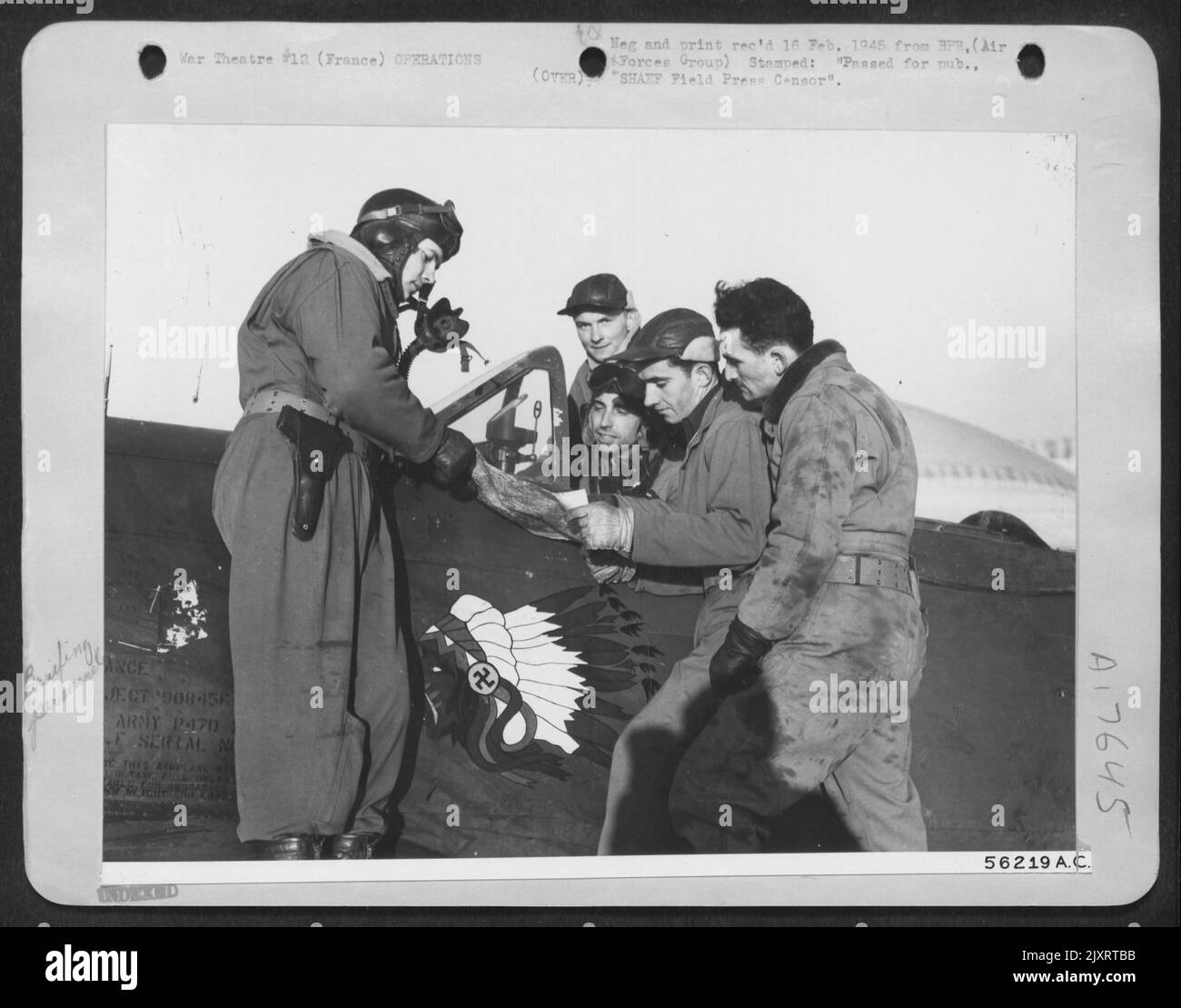 FRANCIA-Repubblica P-47 i piloti Thunderbolt del francese 'Escadrille la Fayette' sono mostrati poco prima che i loro veloci aerei da combattimento decolsero all'alba. Le colorate insegne della testa indiana sono state utilizzate per la prima volta dal famoso squadrone volontario americano Foto Stock