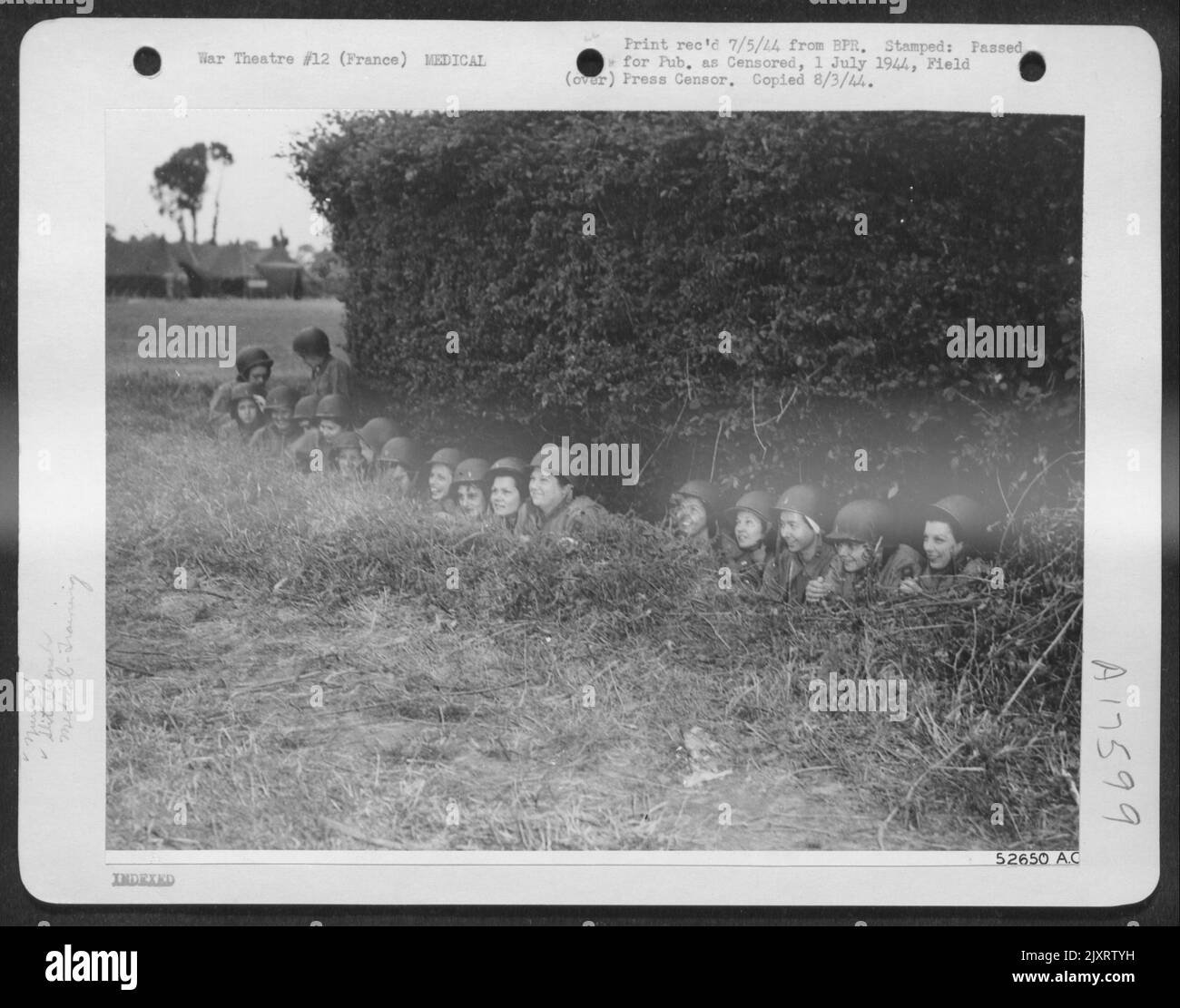 Gli infermieri di un'unità ospedaliera di evacuazione delle 9th forze aeree in servizio vicino alle linee anteriori in Francia, si coprono in una trincea a fessura durante un'incursione di luce diurna fittizia in quest'area. Foto Stock