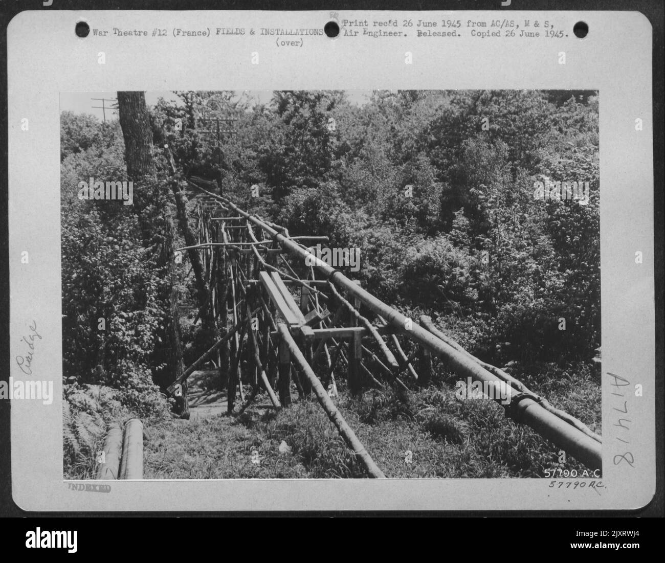 I ponti Trestle, come quello mostrato qui, sono costruiti in Rough Country per trasportare la linea di tubazioni che alimenta gas e petrolio alle truppe di Front Line in Francia. Luglio 29, 1944. Foto Stock