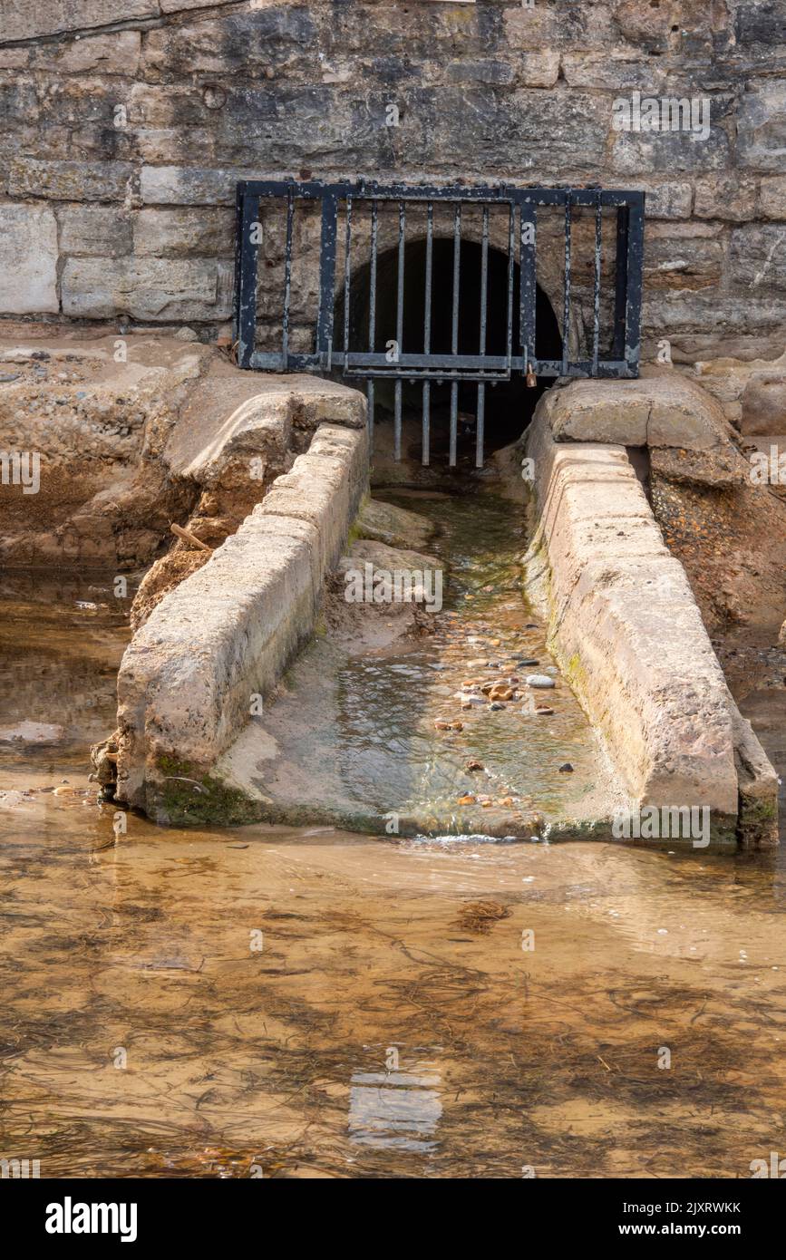 scarico delle acque reflue, scarico dell'acqua, scarico delle acque reflue della spiaggia, scarico delle acque reflue sulla spiaggia, scarico delle compagnie d'acqua sulla spiaggia di swanage nel dorset, tunnel sulla spiaggia. Foto Stock