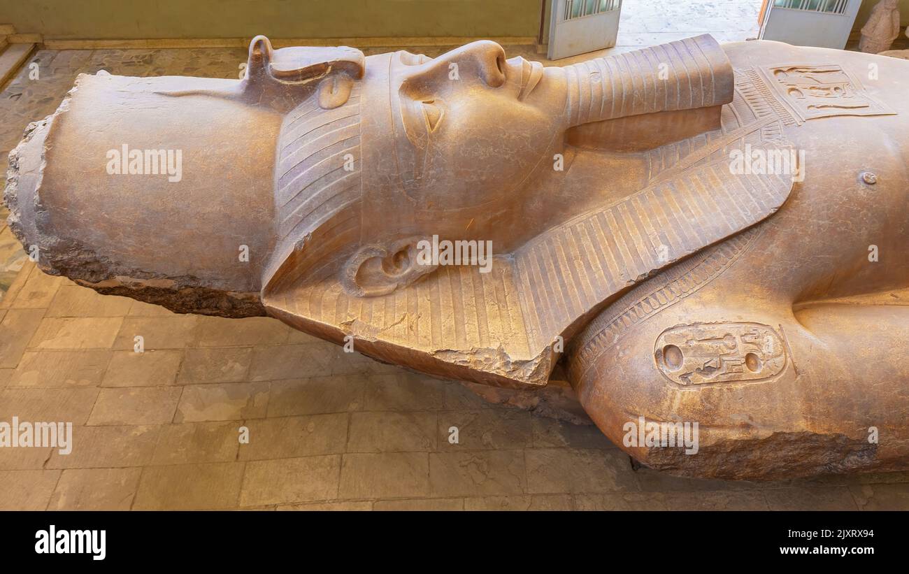 Una grande statua del faraone ramses II Foto Stock