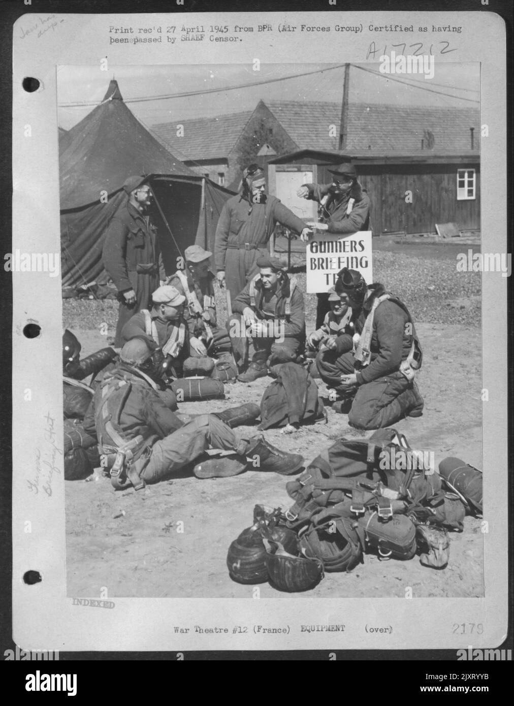 Martin B-26 Marauder Gunners del generale maggiore Samuel E. Anderson'S 9th Divisione bombardamento rilassarsi vicino alla loro Briefing Tent in Francia prima di imbarcarsi sulla prima delle due missioni di quattro ore contro obiettivi ferroviari e comunicazioni nel profondo del Reich. A Pre Foto Stock