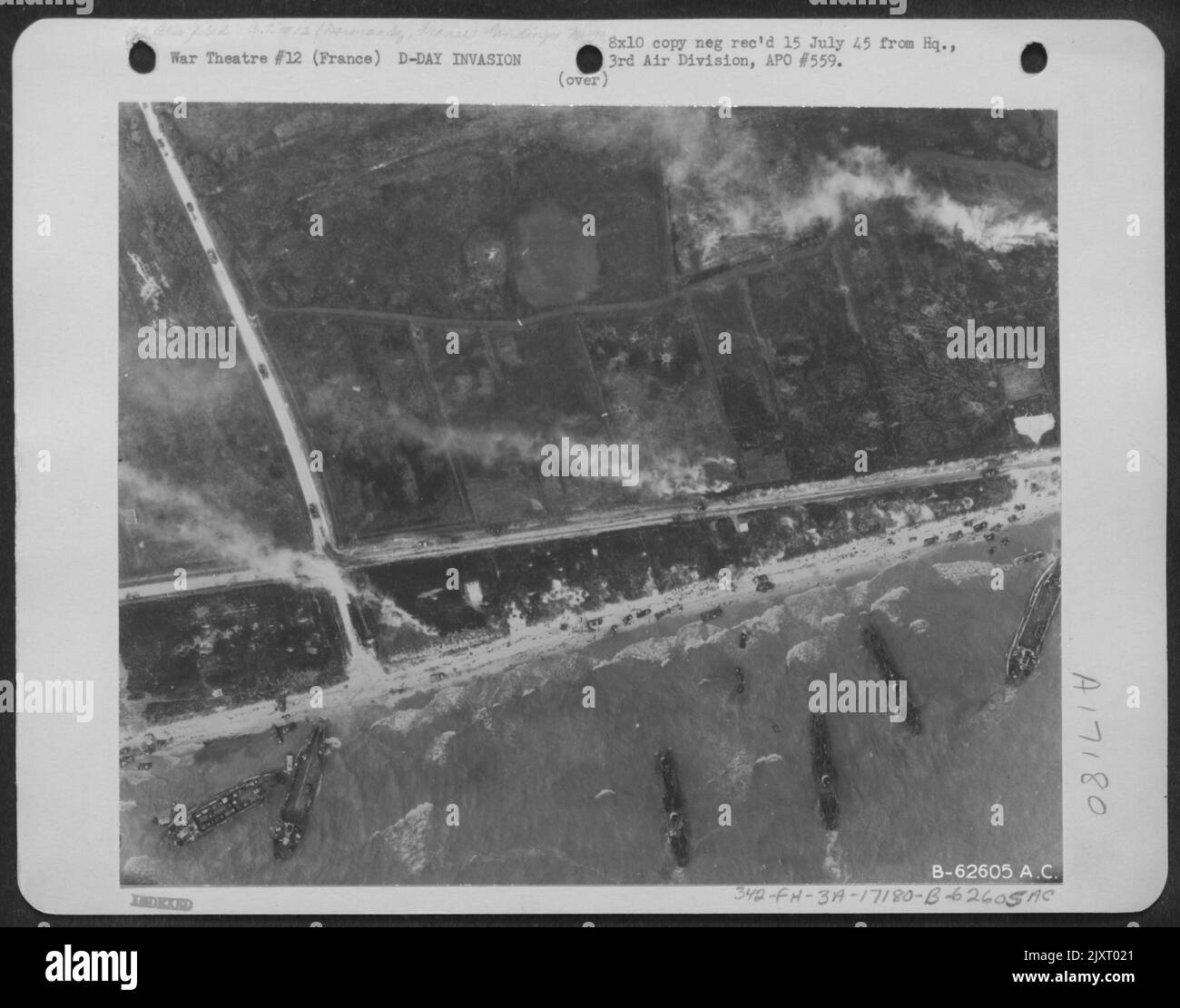 Uomini e veicoli d'assalto tempesta le spiagge della Normandia come Allied Landing Craft fare Una Dent in Germania 'S West Wall il 6 giugno 44. Mentre Wave After Wave of Landing Craft scarica il loro carico, gli uomini si muovono in avanti e i veicoli si surgono sulle strade. 3rd Divisione bomba, Foto Stock