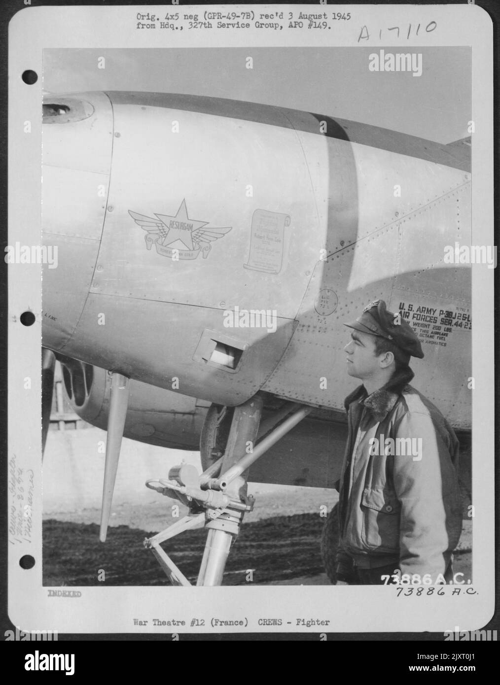 Pilota del 367th Fighter Group, guarda il Nickname sulla sua Lockheed P-38 'Resurgam Robert Fenn Cole' presso una base aerea in Francia. 11 ottobre 1944. Foto Stock