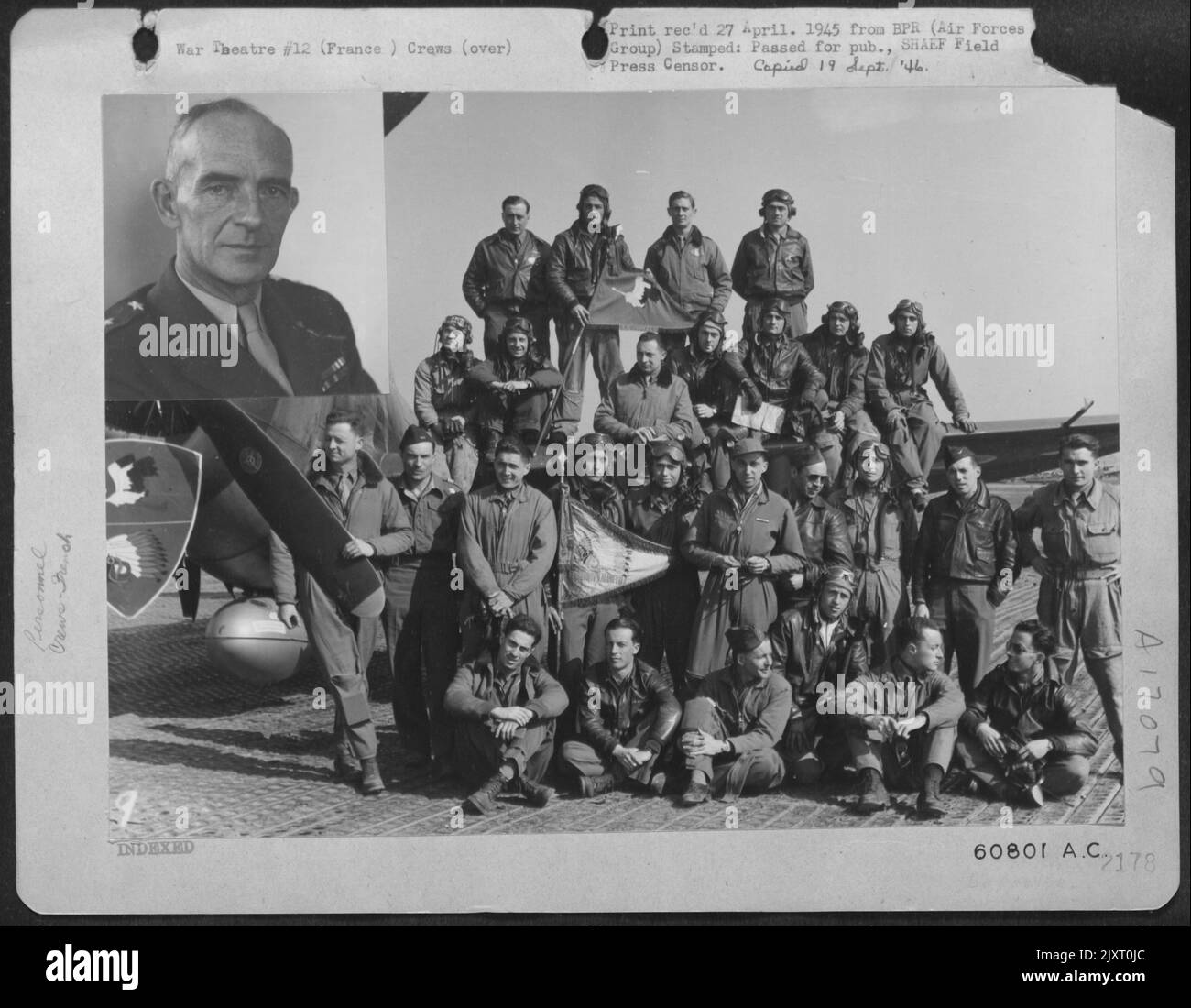 Airmen del nuovo Escadre di Layfayette della seconda guerra mondiale, Una Repubblica P-47 Bomber combattente componente del primo corpo aereo francese della prima aeronautica tattica comandata dal generale Robert M. Webster (inserto). I capitani Montravel e De l'Espinay che comandano il Foto Stock