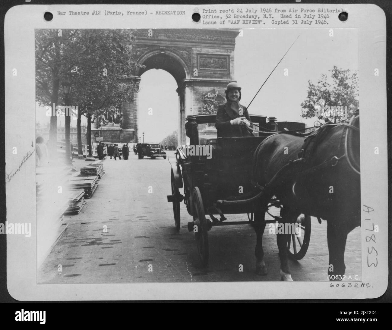 Le gite in carrozza aperta verso i siti storici parigini sono molto popolari. Parigi, Francia. Foto Stock