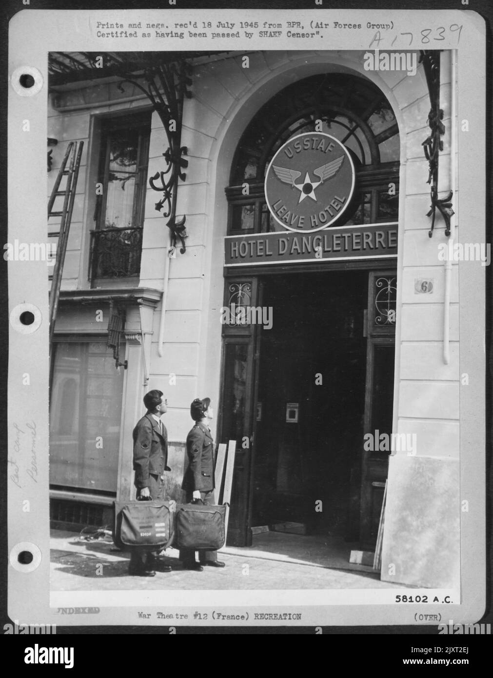 Ustaf'S Hotel D'Angleterre, Un campo di riposo a Nizza, Francia, saluta S/Sgt. John J. Humphrey di Redding, California, un pilota di collegamento L-5 e S/Sgt. James C. Lawrence di Louisville, Ky., Un operatore radio C-46. Stazionati in Germania, sono appena volati da Un Foto Stock