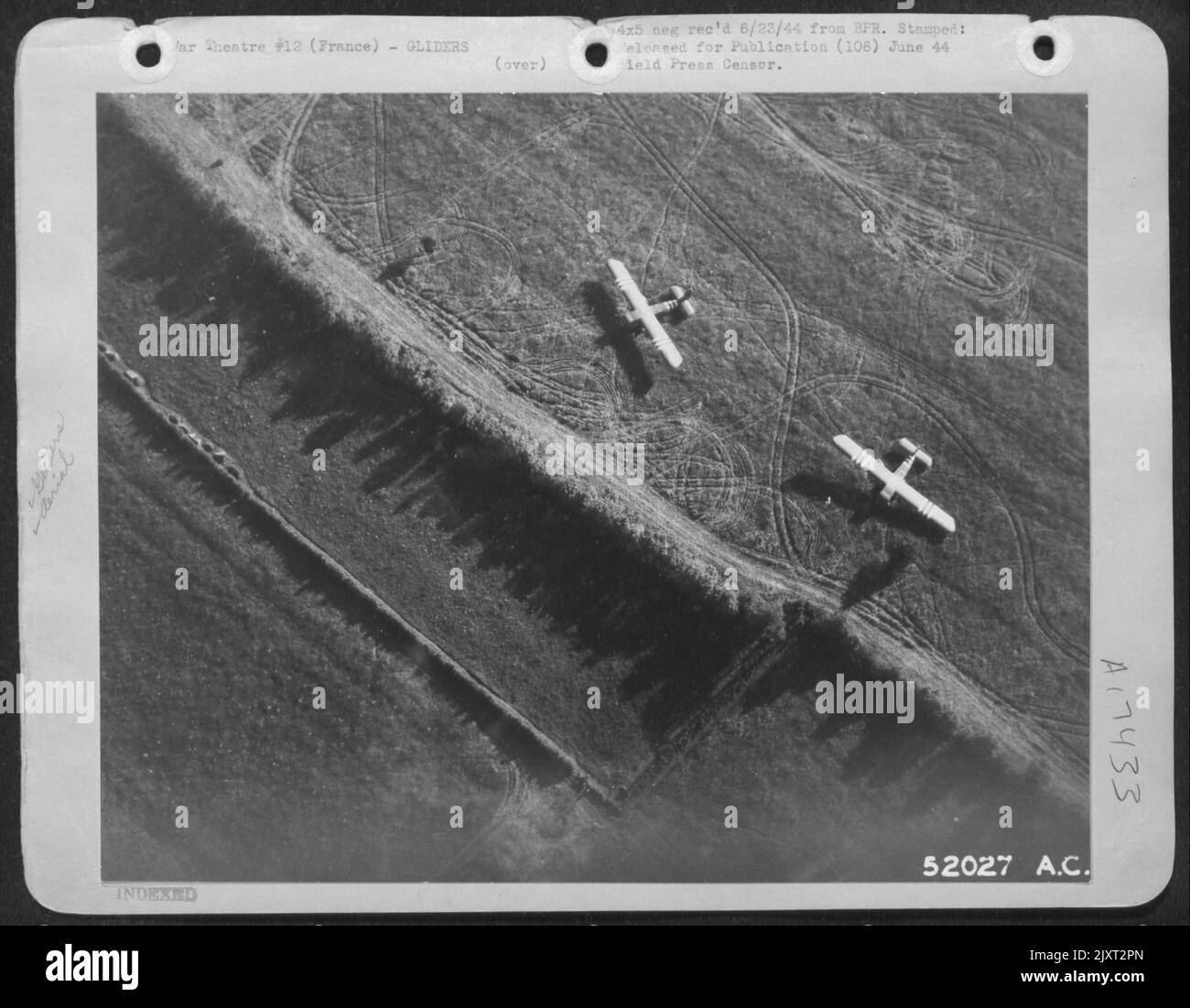 Nella foto, dove sono venuti a riposarsi vicino a una strada in Normandia, questi alianti del Nono comando carrier della truppa sono stati i primi a far atterrare il D-Day della Fanteria aerea sul suolo francese. Foto Stock