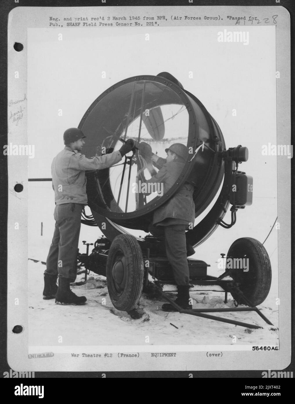 FRANCIA--Sgt. Arthur Grahame, Akron, Ohio, a sinistra, e Pvt. James Nolin, Columbus, GA., cambia i carboni durante un check-up generale del loro proiettore. Per garantire un'efficienza operativa notturna, la luce viene controllata quotidianamente. Foto Stock