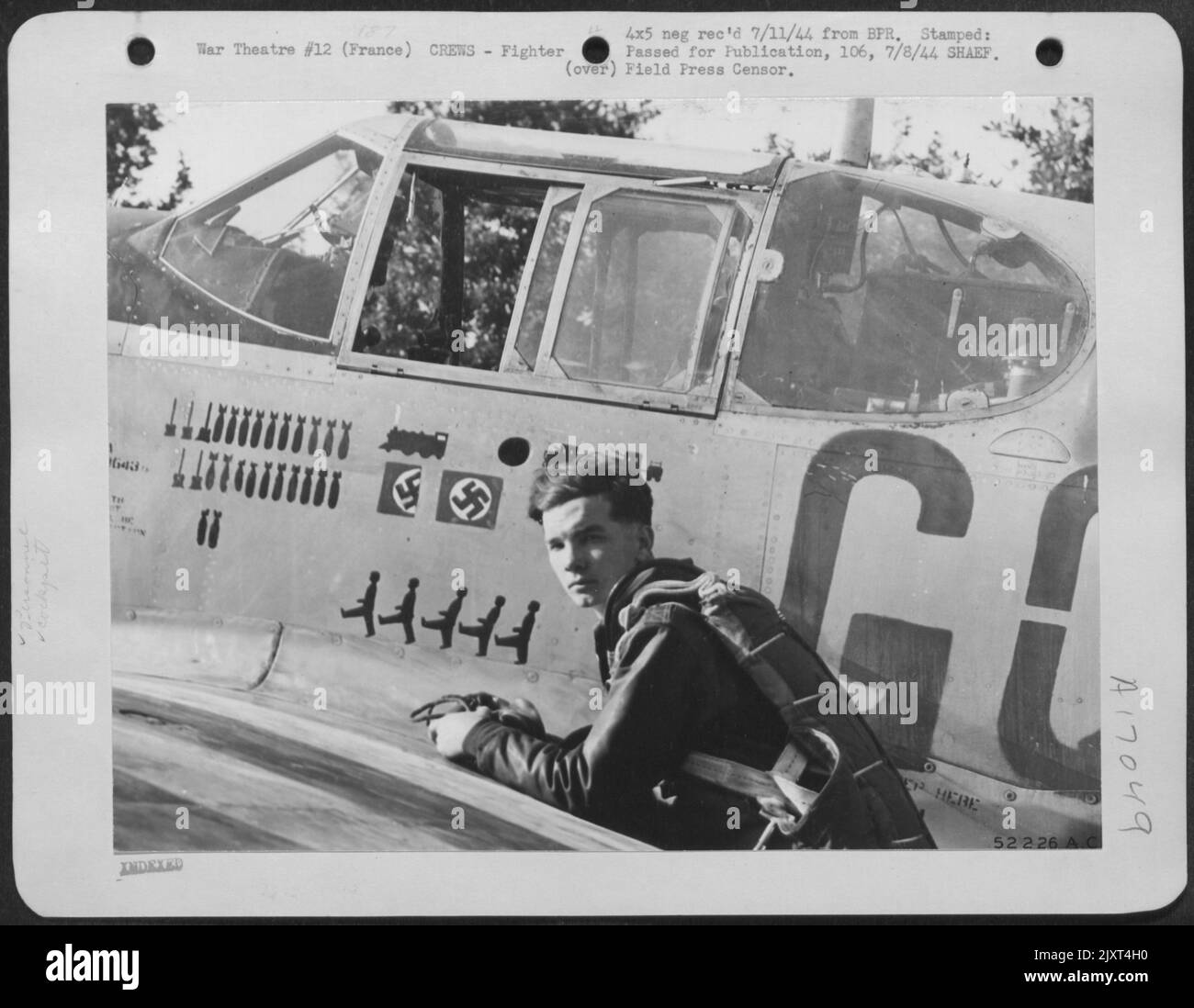 Wm. Lt. Re, 1241 Princess Ave., Atlanta, GA., si appoggia sull'ala del suo aereo 'PESCA GEORGIA' su cui ha aggiunto cinque 'goose-steppers' per cinque Herman-the-Germany che hanno cercato di scappare dopo aver impostato il loro vettore di munizioni afire- Foto Stock